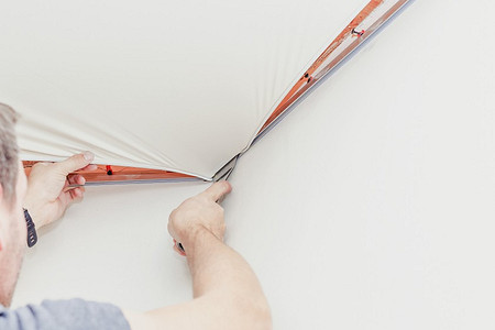 Как самому натянуть натяжной потолок: подробная инструкция