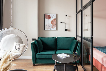 Апартаменты площадью 32 кв. м с гостиной, спальней и ярким интерьером