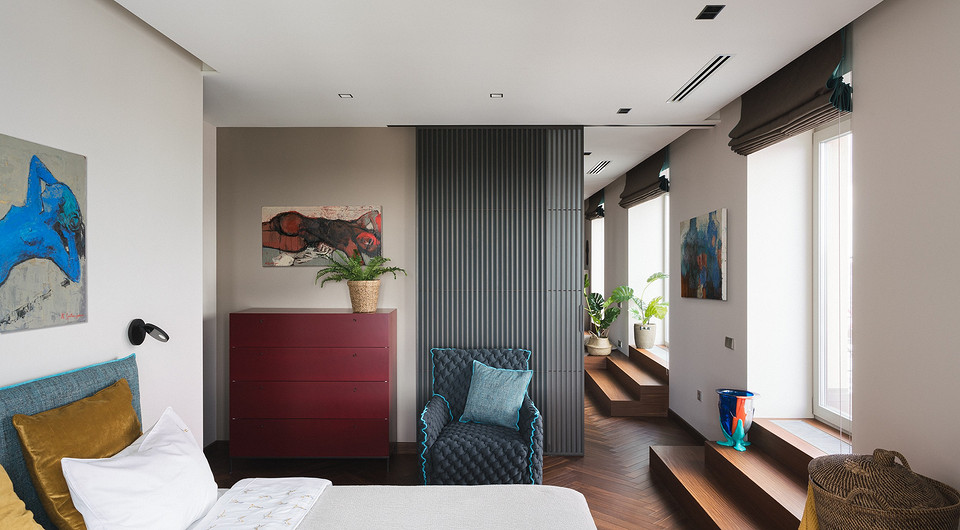 Интерьер спальни разбавлен яркими акцентами: текстилем, аксессуарами и красочными картинами петербургской художницы Натальи Спечинской. Цветовая гамма картин «собрала» в себя все оттенки...