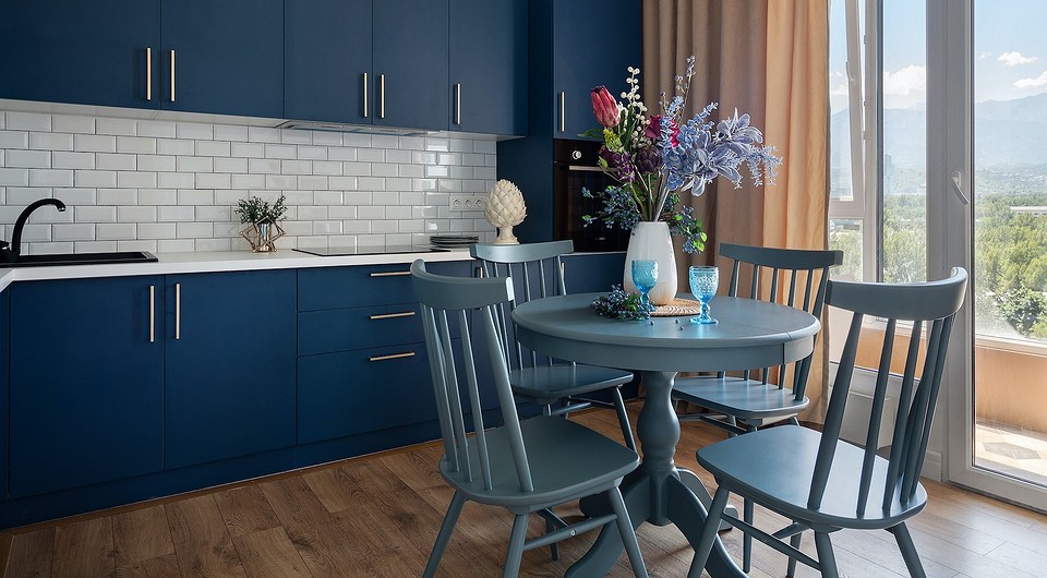на кухне синие шторы в современном интерьере