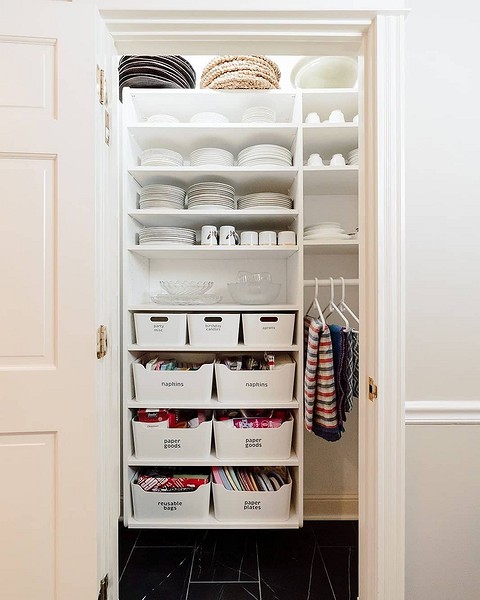 Не обязательно иметь отдельную кладовку под кухонные принадлежности, чтобы установить рейлинг с вешалками. Его можно добавить, например, в обычный кухонный шкаф.