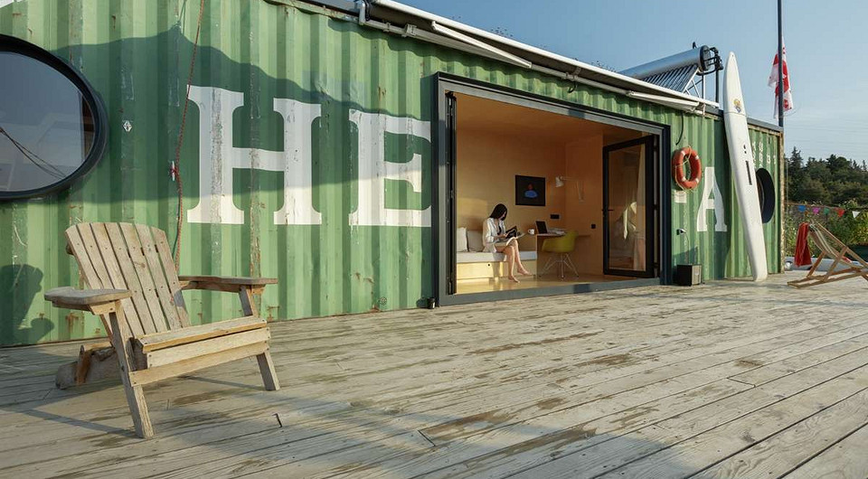 Архитекторы превратили транспортный контейнер в классный летний дом