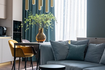 Есть чему поучиться: 7 функциональных кухонь-гостиных площадью 15 кв. м