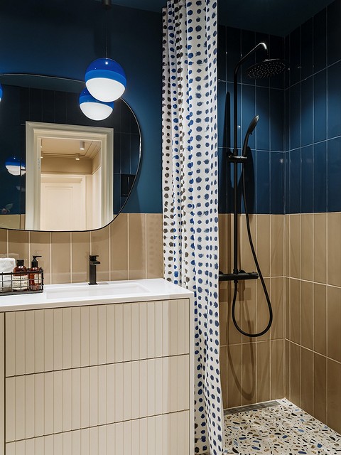 Стены ванной комнаты оформлены прямоугольной плиткой, которую скомбинировали с краской. 