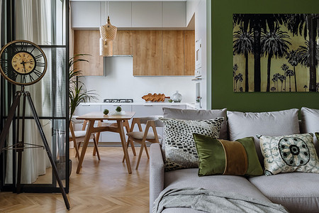 Интерьер, который удивляет: трехкомнатная квартира с яркими решениями и игровым комплексом для кошки