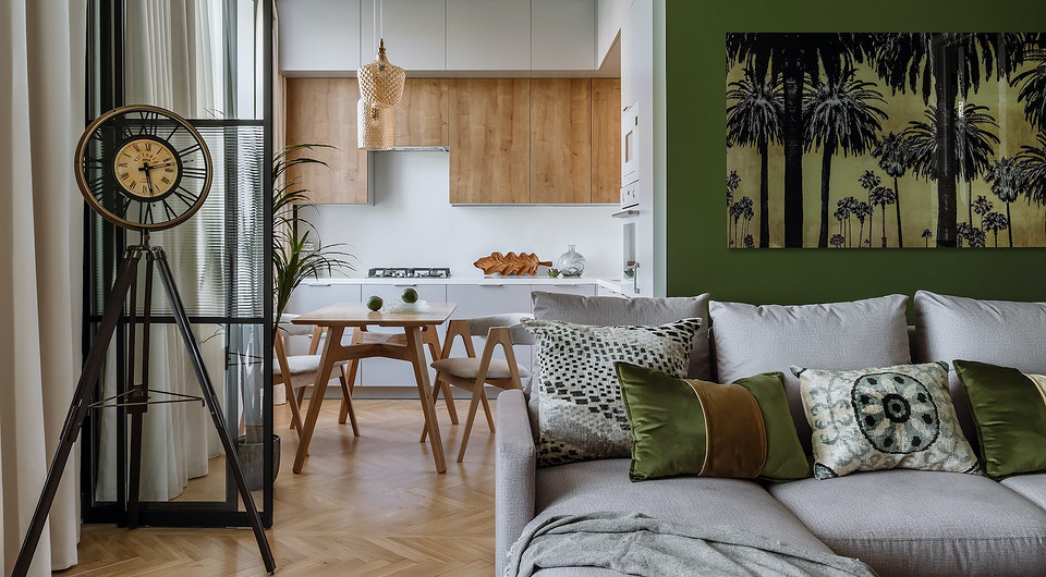 Интерьер, который удивляет: трехкомнатная квартира с яркими решениями и игровым комплексом для кошки