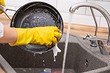 7 способов, которые помогут отмыть самые грязные сковороды и кастрюли
