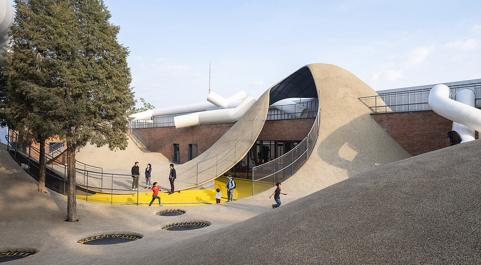 Архитекторы превратили старые склады в детскую игровую площадку в Пекине