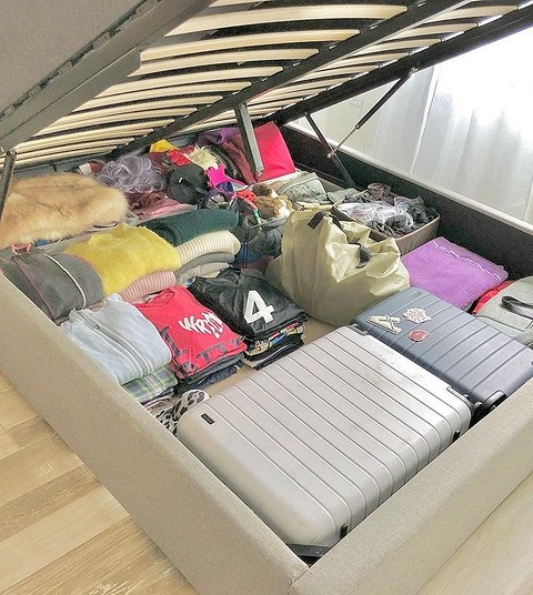 Под кровать с подъемным механизмом можно поместить не только постельное белье, но и сезонные вещи, а также чемоданы. В целом, маленькие чемоданы могут поместиться и под обычную кровать на...