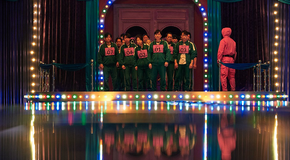 Как интерьеры из «Игры в кальмара» создают атмосферу сериала, от которого не может оторваться весь мир