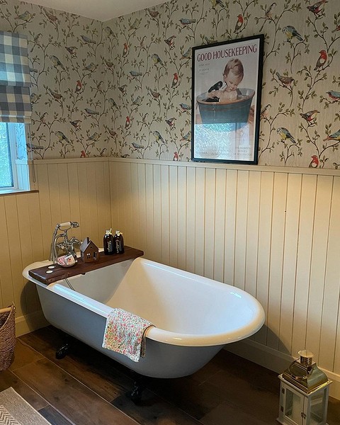 Почему бы не дополнить ванную комнату тематичным постером, как здесь? Это плакат в стиле ретро, где ребенок купается в большой чаше. Прекрасная параллель с прямым назначением ванной комна...