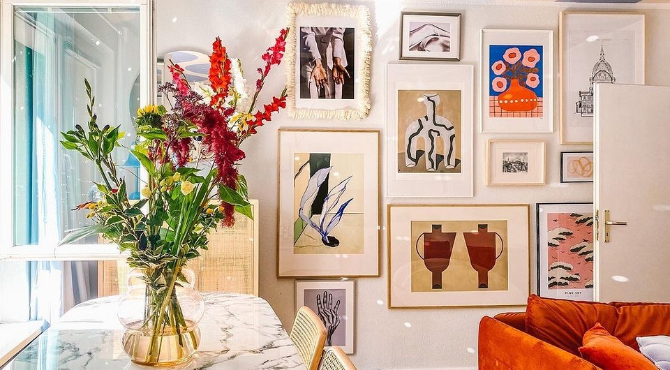 8 невероятных интерьеров с настенными галереями