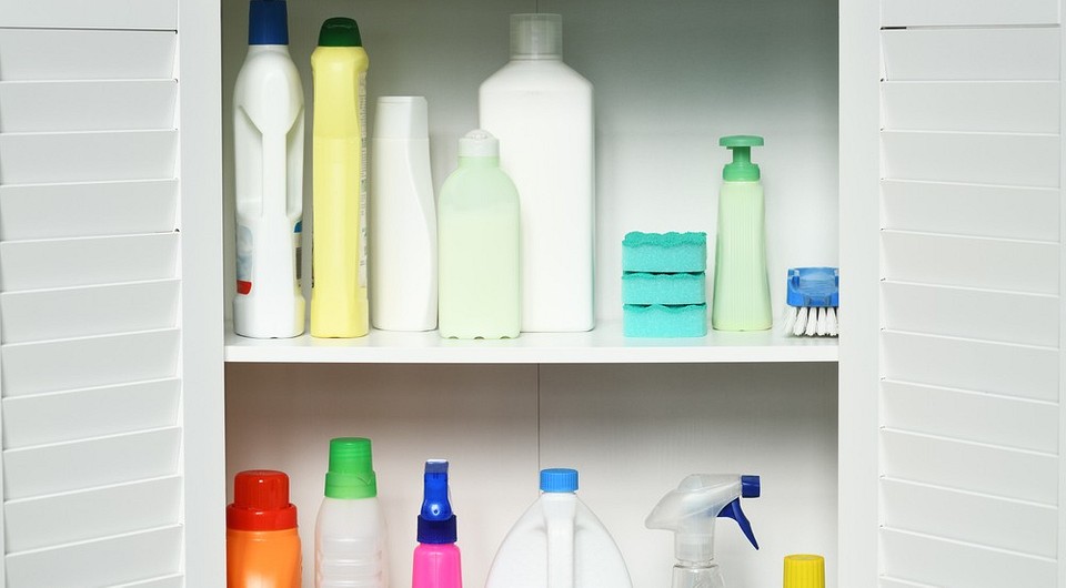 7 красивых и практичных идей для хранения бытовой химии в ванной