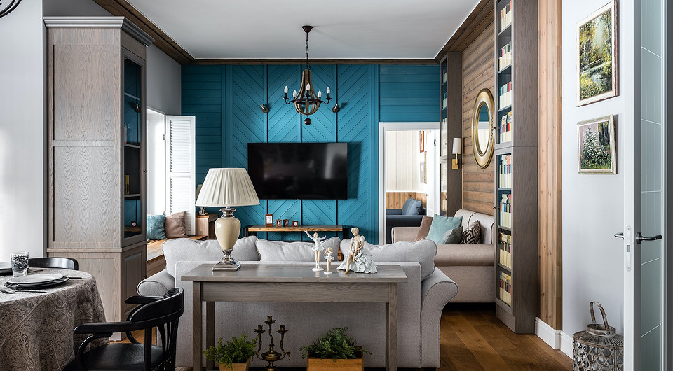 Общая гостиная. Дизайнеры намерено сделали яркий акцент в виде голубо-синей деревянной стены с геометрической раскладкой.