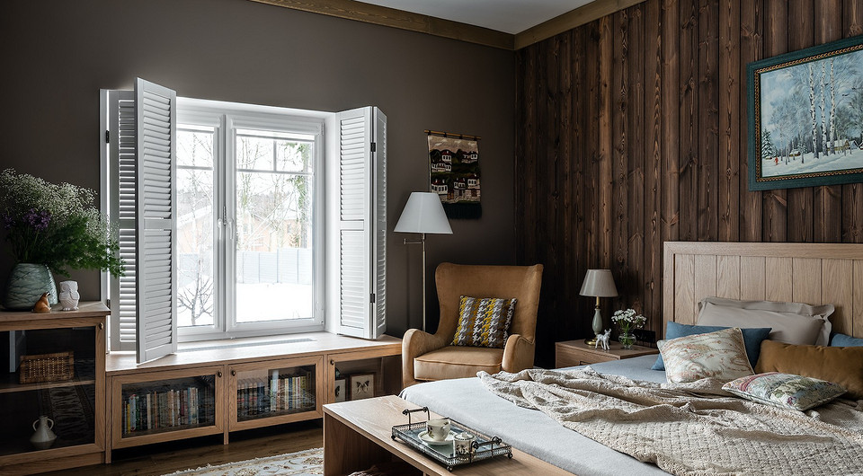 Спальня хозяйки дома. «В отделке стен использованы глубокие коричневые оттенки: деревянная обшивка тонирована, а стены окрашены в оттенки горького шоколада. На таком насыщенном фоне очень...