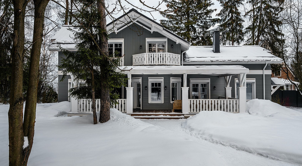 Экстерьер дома. Вековые сосны на участке сохранили.