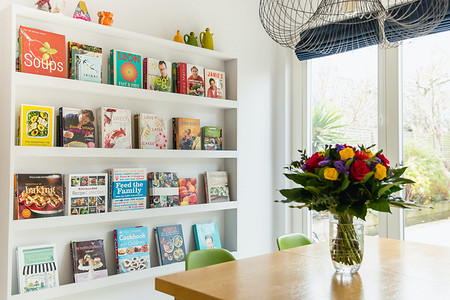 7 интерьеров, где открытое хранение книг стало изюминкой