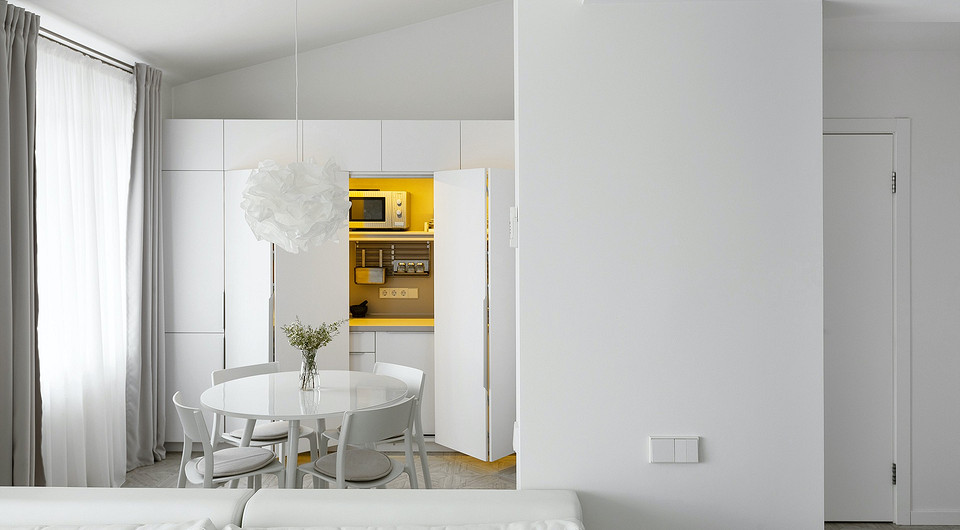 Квартира архитекторов: белый интерьер с кухней в шкафу и спальней на антресоли  Квартира архитекторов: белый интерьер с кухней в шкафу и спальней на антресоли