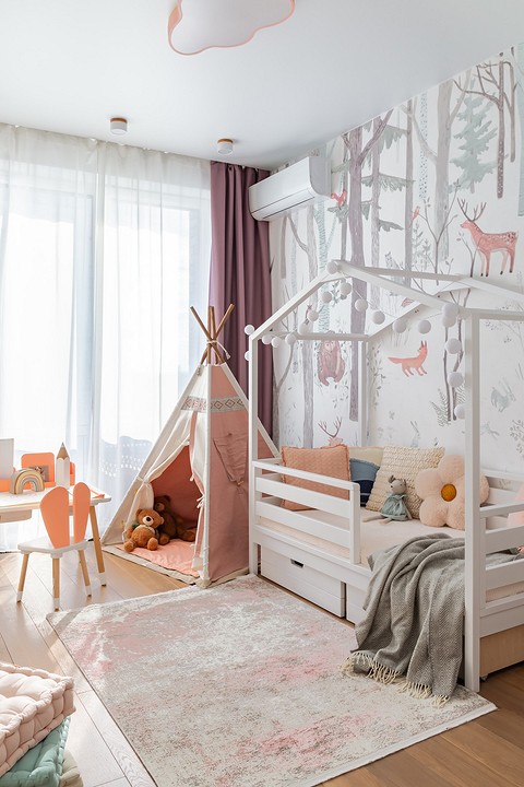 «Детская комната для маленькой принцессы стала самой нежной в этой квартире, при этом общая стилистика поддерживает основной тон интерьеров», — комментирует Анастасия.