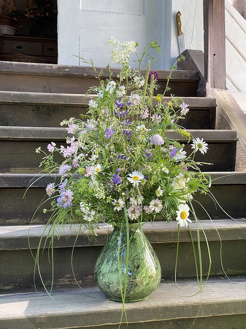 «Пузатые» вазы вместят в себя больше воды и позволят сохранить свежесть букета дольше. Чтобы подчеркнуть свежесть летней зелени и сделать акцент на цветы, выбирайте спокойные оттенки зеле...