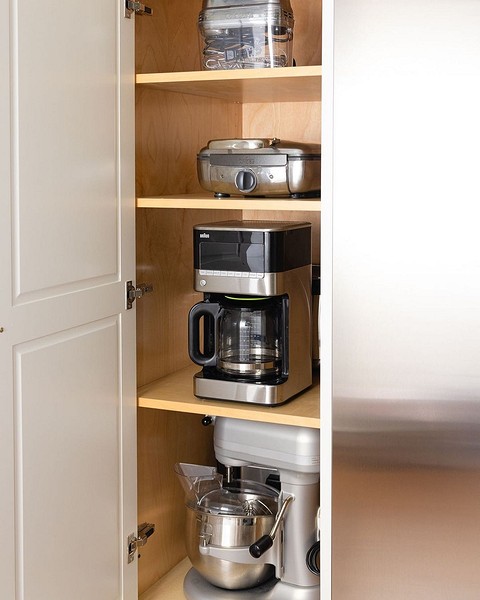 Эти шкафы так и называют! Если вы любите кухонные гаджеты и уже обзавелись приличным набором — такие полки обязательно стоит запланировать на своей кухне. Иногда в «гаражах» для техники п...
