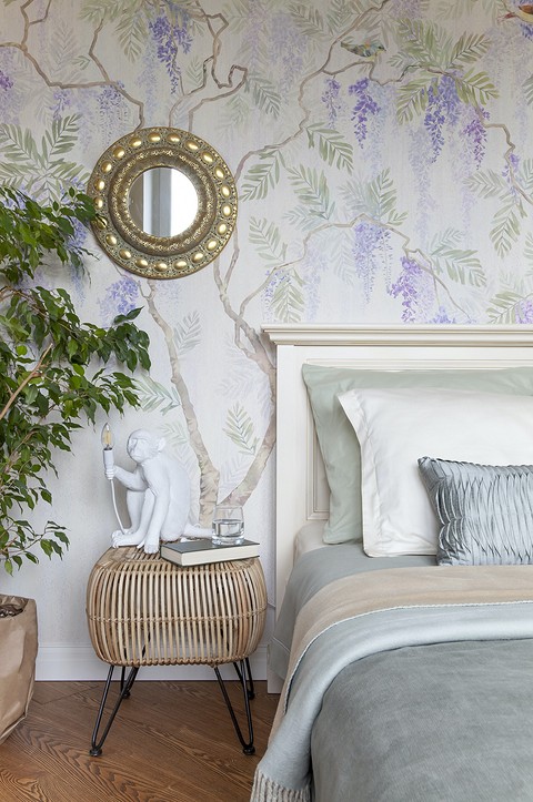 Одна из стен в спальне оформлена обоями с пастельным растительным декором. Они представляют собой цельное флизелиновое полотно, изготовленное по индивидуальным размерам. Обойный материал...