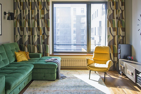 Кухня в нише и гостиная-кинозал: евродвушка для молодого человека