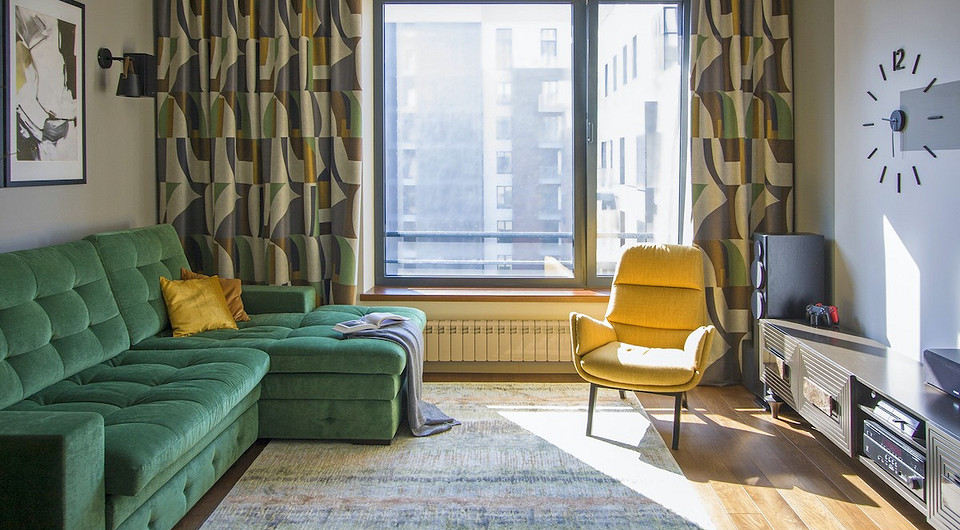 Кухня в нише и гостиная-кинозал: евродвушка для молодого человека