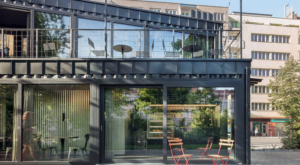 В Чехии сделали кафе из морских контейнеров В Чехии сделали кафе из морских контейнеров