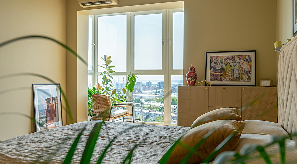 Благодаря максимально открытым окнам зимнего сада великолепный вид на город стал одним из самых активных декоративных элементов спальни.