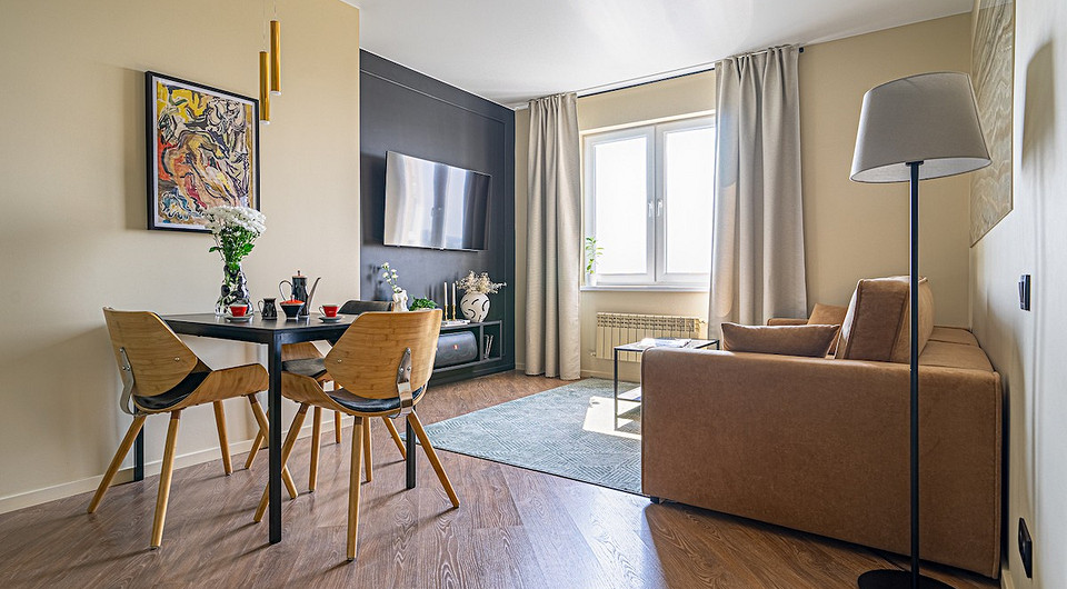 С помощью контрастных стен гостиная визуально разделена на зону отдыха и зону приготовления и приема пищи. Чтобы окрасить стены гостиной в черный цвет, требуется определенная смелость. В...