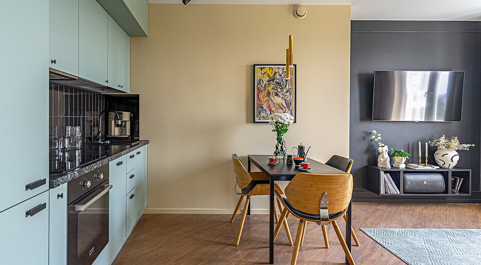 Справа в стене, на уровне рабочей поверхности кухонного гарнитура, оставлен небольшой карман — свободное пространство возле вентиляционной шахты. Зашивать его не стали, даже наоборот — вы...