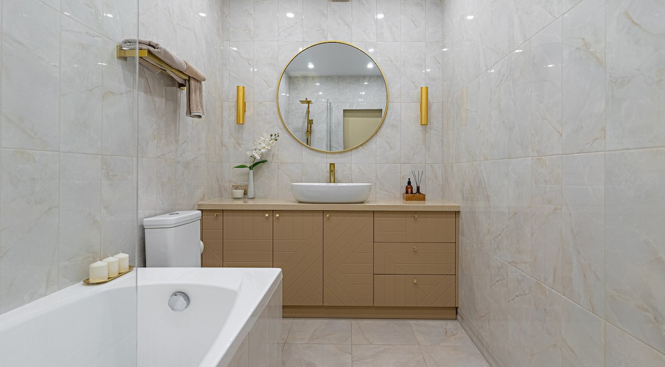 Просторная ванная комната оборудована по максимуму. Есть вместительная ванна, комфортная зона умывания с большим подстольем, зеркалом и множеством мест для хранения.