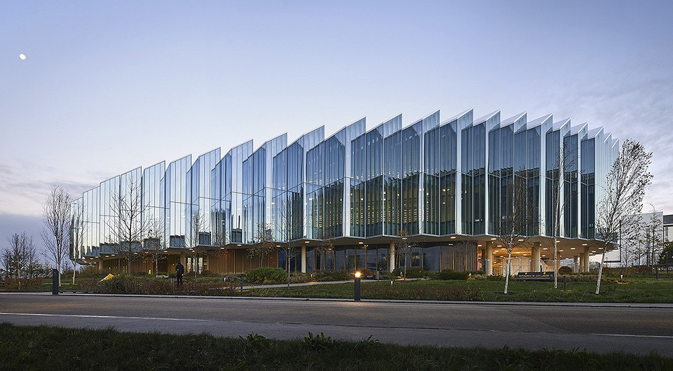 В Великобритании построили научно-исследовательский центр в виде «парящего» стеклянного диска В Великобритании построили научно-исследовательский центр в виде «парящего» стеклянного диска