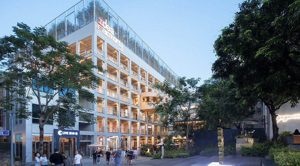 Из заброшенной фабрики — офисное здание с бамбуковым садом на крыше: классный проект в Китае