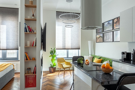 Маленькая московская квартира в белом цвете с сочными акцентами