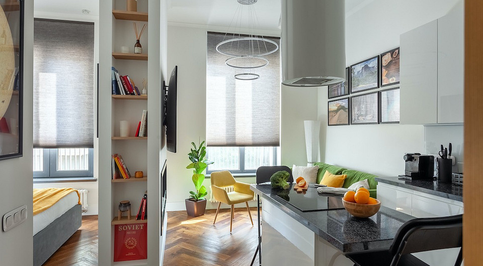 Маленькая московская квартира в белом цвете с сочными акцентами