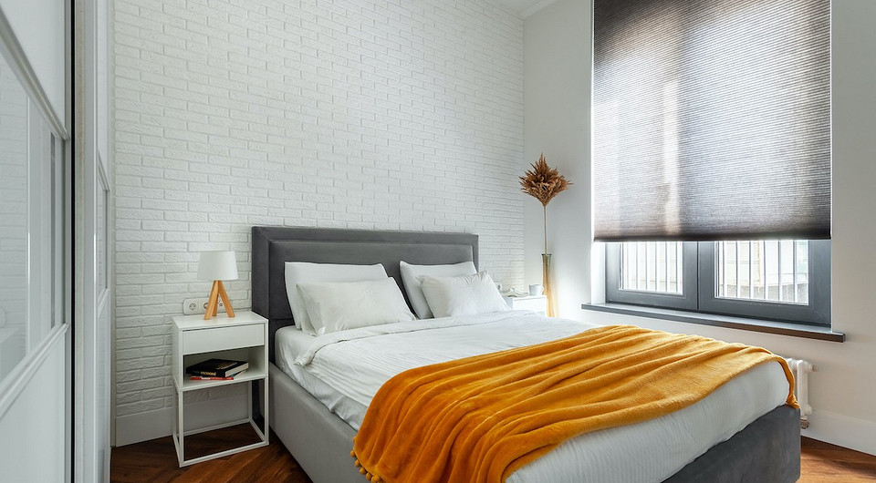 «К нейтральным природным и зеленому цветам мы добавили в текстиль оранжевые и желтые оттенки, чтобы создать яркое солнечное настроение. Тропического солнца много на родине нашего заказчик...