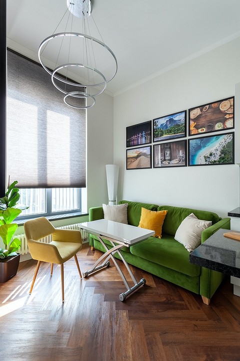 «Зона гостиной — самая яркая часть апартаментов. Здесь раскладной диван насыщенного травяного цвета, удобное эргономичное кресло и раскладной стол-трансформер», — комментируют авторы прое...