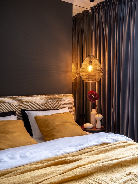 «Приватная зона хозяйской спальни выполнена в темно-серых оттенках, чтобы создать настроение комнаты для сна», — рассказывают авторы проекта.