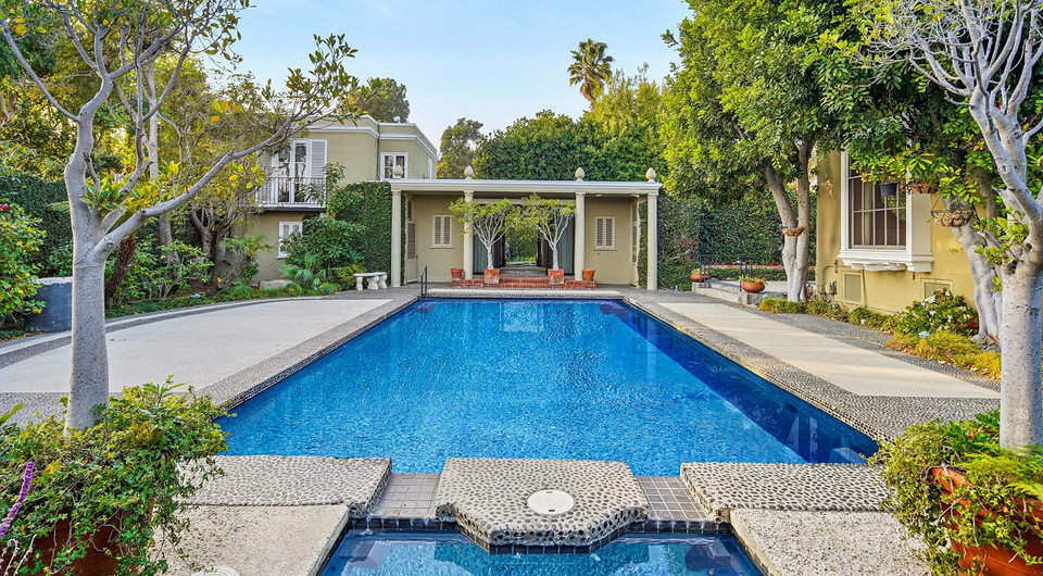 В США продается дом Кирка Дугласа с собственной «Аллеей славы»: на ней оставили автографы Фрэнк Синатра и Рональд Рейган