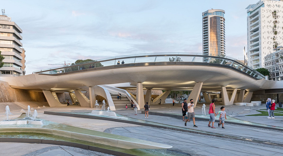 На Кипре построили самую большую городскую площадь по проекту бюро Захи Хадид