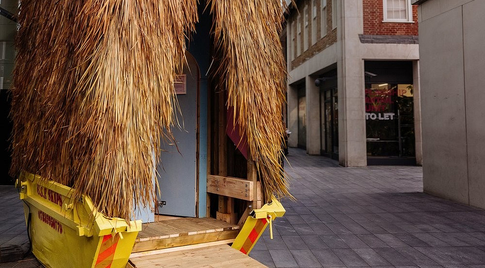 В Лондоне установили библиотеку в мусорном контейнере и стенами из сена