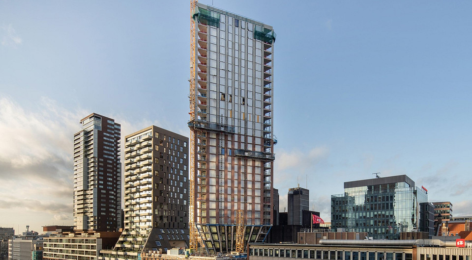 В Нидерландах строят треугольную башню на крыше другого дома В Нидерландах строят треугольную башню на крыше другого дома