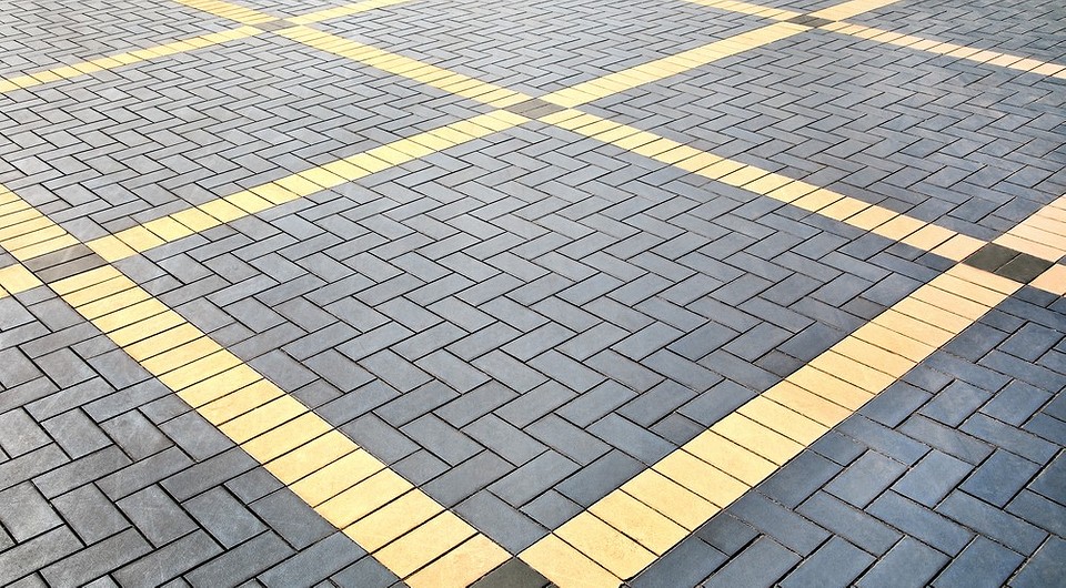 7 Удивительно простых шагов по укладке тротуарной плитки своими руками [Инструкция]