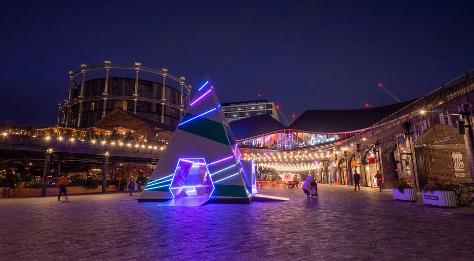 В Лондоне установили необычную рождественскую елку