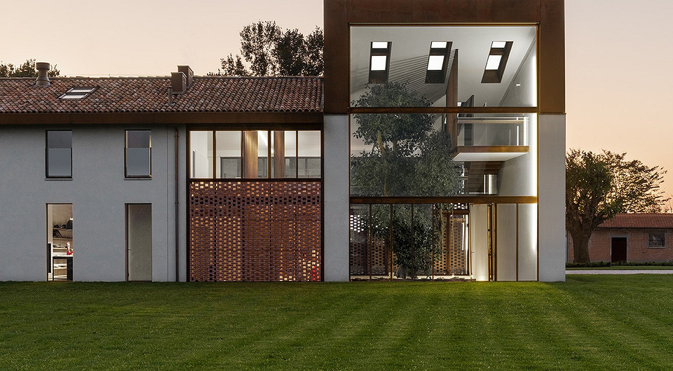 В Италии к старому дому сделали пристройку с большим деревом внутри В Италии к старому дому сделали пристройку с большим деревом внутри