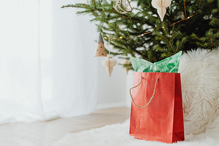 Как спрятать некрасивую подставку для елки: 7 эстетичных идей