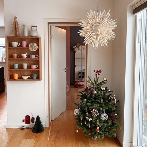 Любой пустой угол можно занять новогодней елкой, даже в проходной комнате, как в этом примере. Елка небольшая, и поэтому не мешает проходу.
