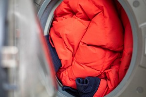 Без химчистки: как отстирать куртку быстро и легко